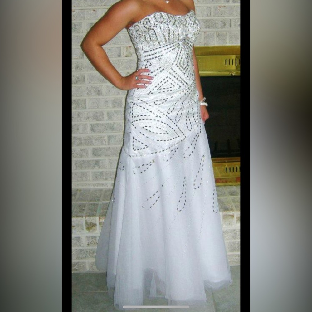 Tony bowls white prom dress size 6
